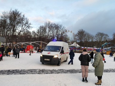 Скорая на катке в парке