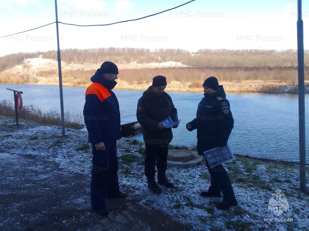 Инспекторы ГИМС МЧС России напомнили рыбакам, какой лед на водоемах считается безопасным Инспекторы ГИМС МЧС России напомнили рыбакам, какой лед на водоемах считается безопасным