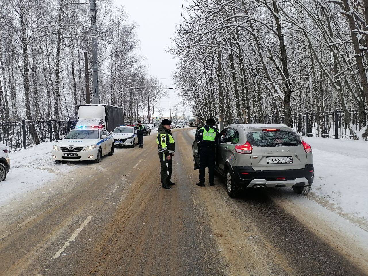 Сотрудники ОБ ДПС Госавтоинспекции УМВД России по городу Туле совместно с военной автомобильной инспекцией ВС РФ провели профилактические рейды на улицах города Сотрудники ОБ ДПС Госавтоинспекции УМВД России по городу Туле совместно с военной автомобильной инспекцией ВС РФ провели профилактические рейды на улицах города