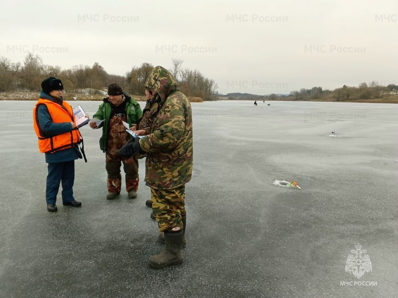 Инспекторы ГИМС МЧС России напомнили рыбакам, какой лед на водоемах считается безопасным Инспекторы ГИМС МЧС России напомнили рыбакам, какой лед на водоемах считается безопасным