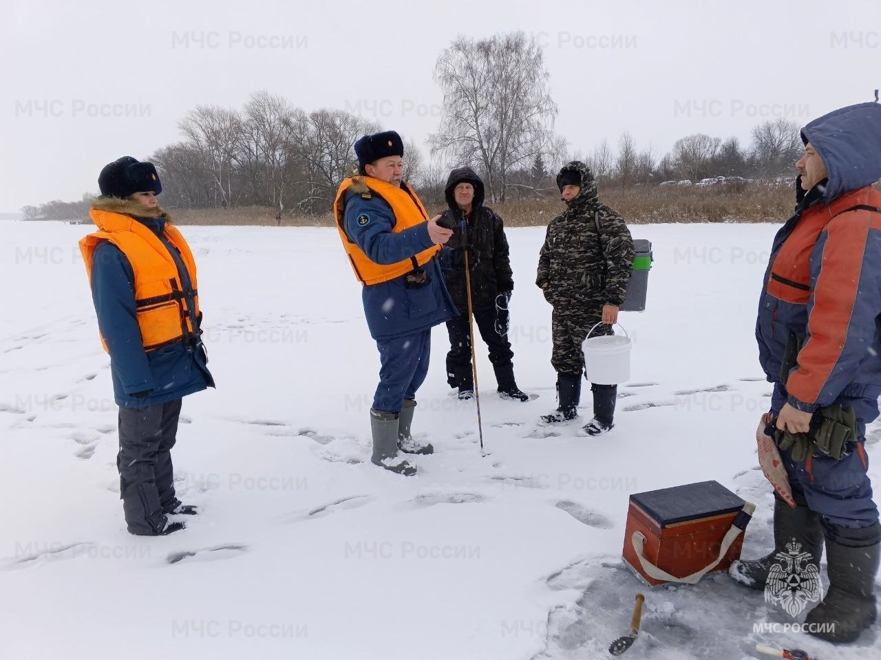 Инспекторы ГИМС МЧС России напомнили рыбакам, какой лед на водоемах считается безопасным
