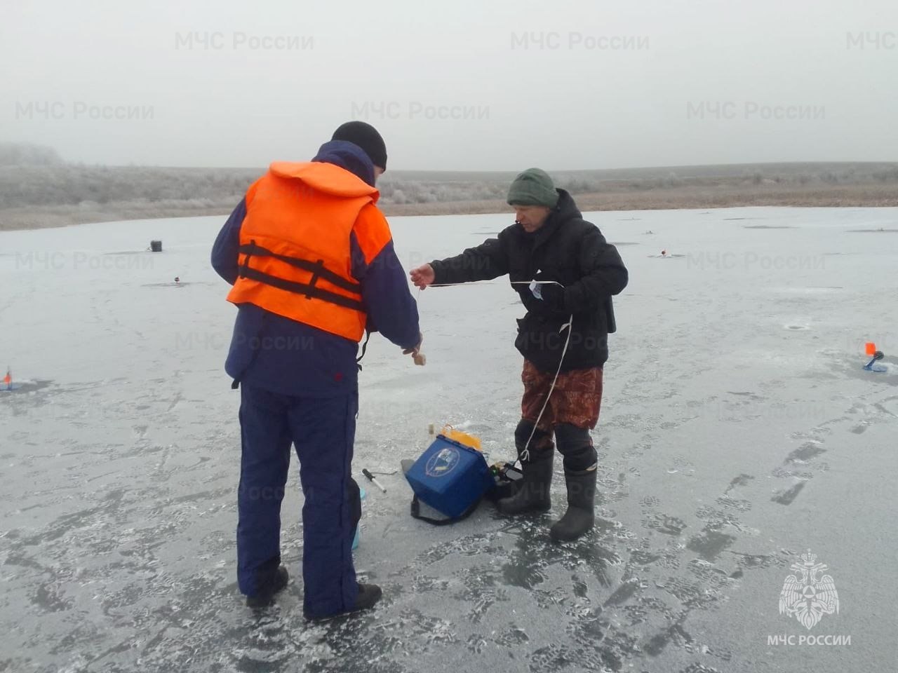 Инспекторы ГИМС МЧС России напомнили рыбакам, какой лед на водоемах считается безопасным Инспекторы ГИМС МЧС России напомнили рыбакам, какой лед на водоемах считается безопасным