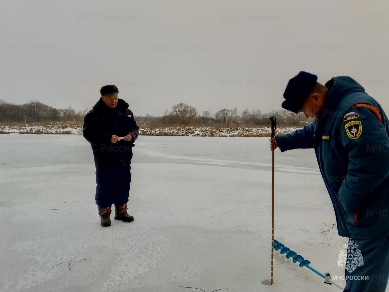 Инспекторы ГИМС МЧС России напомнили рыбакам, какой лед на водоемах считается безопасным Инспекторы ГИМС МЧС России напомнили рыбакам, какой лед на водоемах считается безопасным