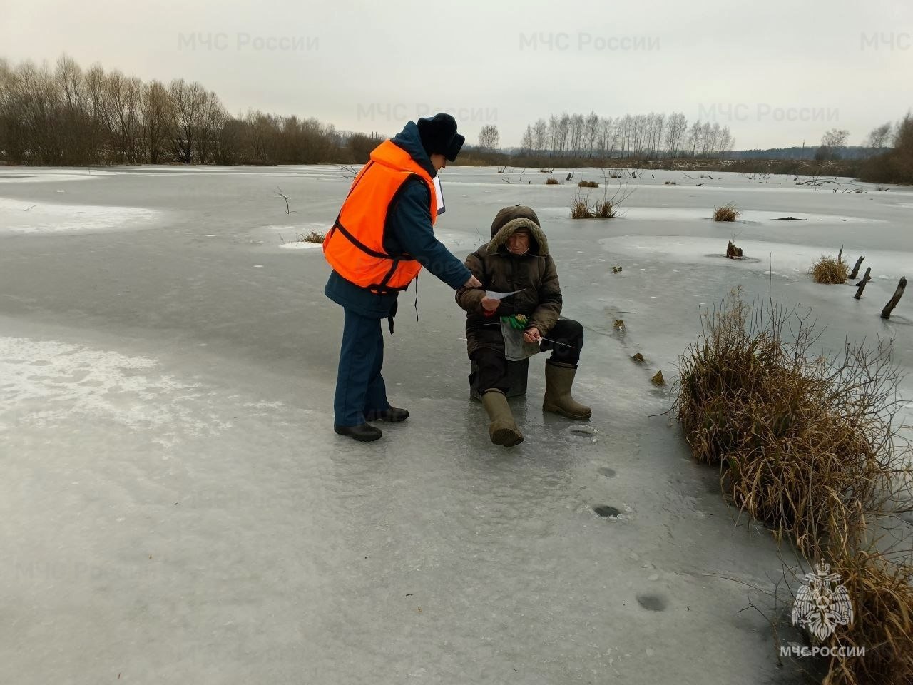Инспекторы ГИМС МЧС России напомнили рыбакам, какой лед на водоемах считается безопасным Инспекторы ГИМС МЧС России напомнили рыбакам, какой лед на водоемах считается безопасным