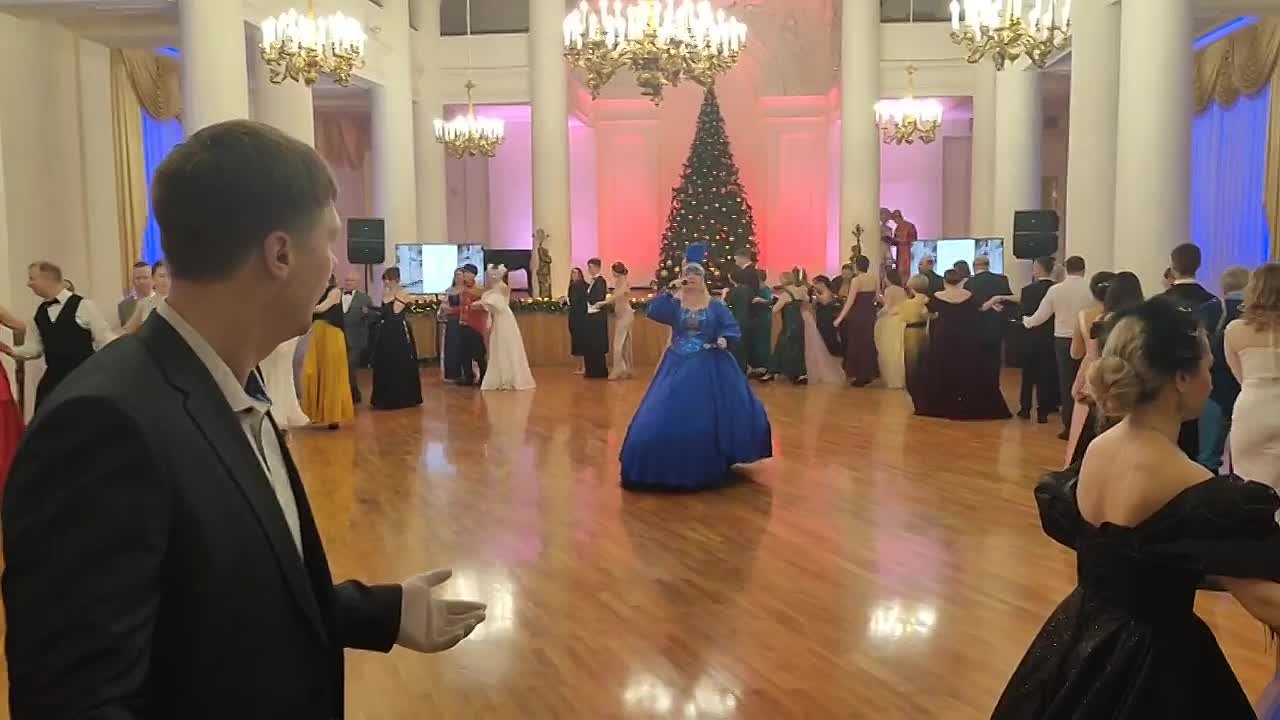 Кто на салатиках, кто на лыжах, а кто-то на балу!