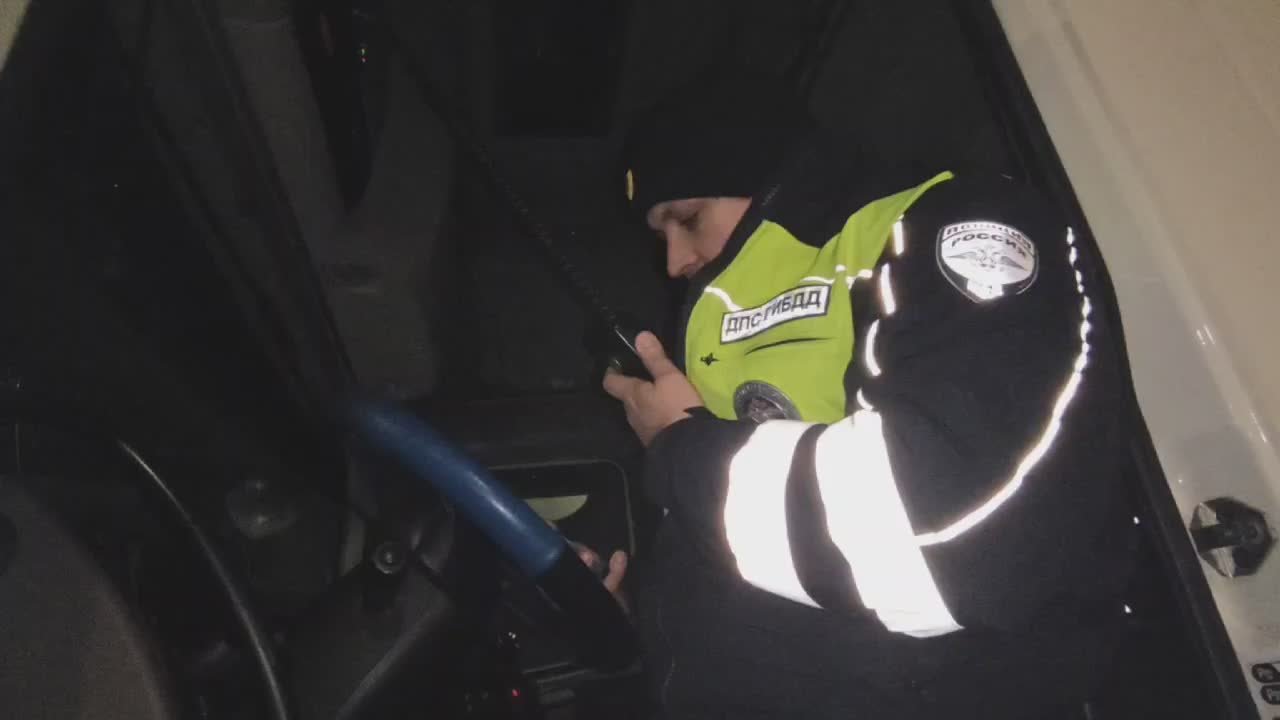 Автоинспекторы предупреждают водителей о снегопаде через рации дальнобойщиков