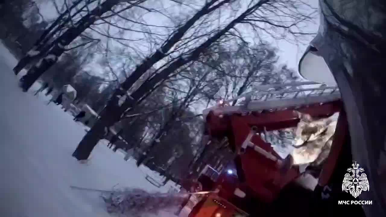 #ГлазамиМЧС. В Новомосковске огнеборцы при пожаре эвакуировали 2 человек и спасли кошку Возгорание произошло сегодня около 4 часов вечера в квартире на 4 этаже жилой пятиэтажки на улице Парковая в городе Новомосковск