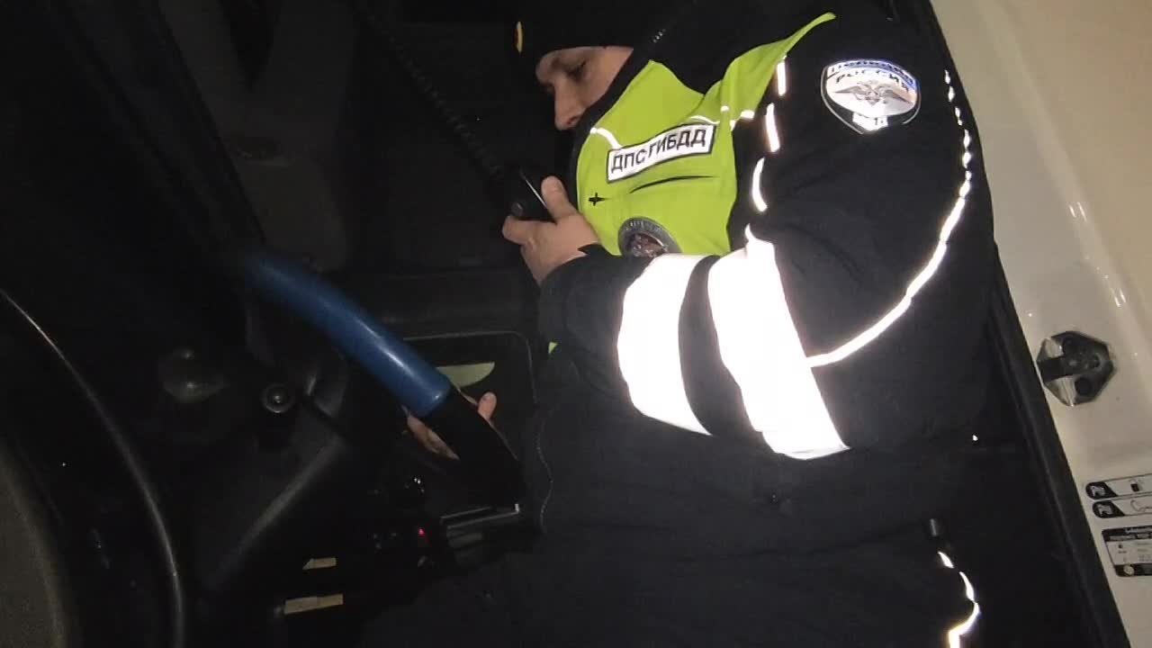 ДПС предупреждает водителей через рации дальнобойщиков о снегопаде