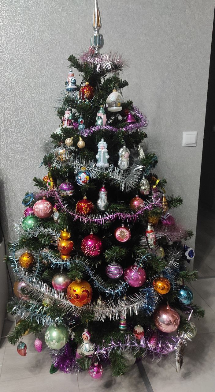 На Крещение, в феврале или пока иголки не опадут: когда убирать новогоднюю ёлку?