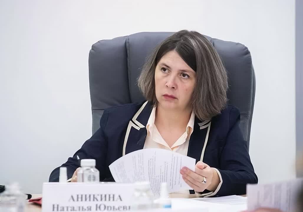 «С балкона шваброй снести снег»