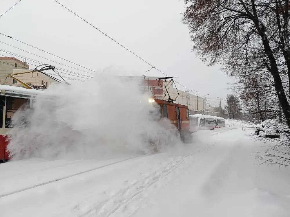 На механизированную очистку трамвайных путей вышла спецтехника
