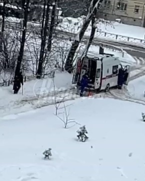 Тульским медикам пришлось стать дворниками и откапывать скорую, чтобы попасть на вызов