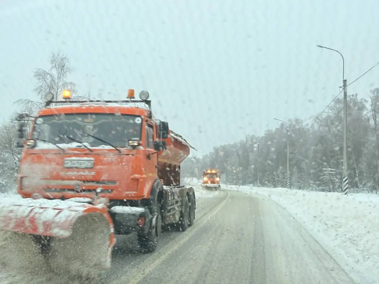 В Тульской области на региональных дорогах продолжается уборка снега и шуги В Тульской области на региональных дорогах продолжается уборка снега и шуги