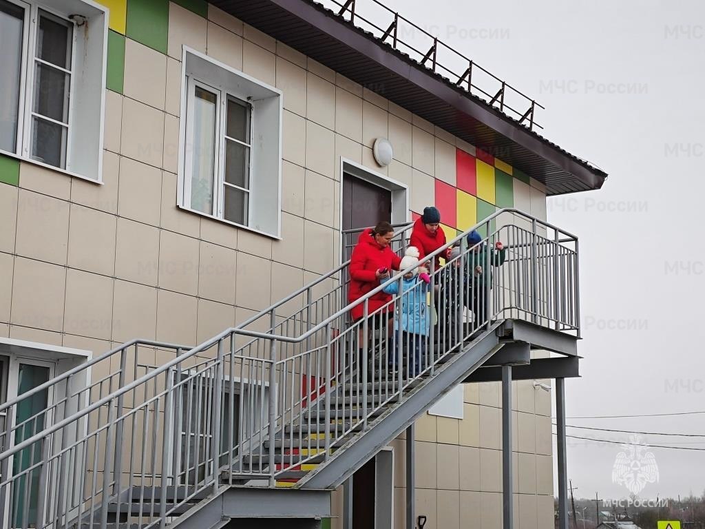 Из детского сада поселка Теплое эвакуировали детей Из детского сада поселка Теплое эвакуировали детей