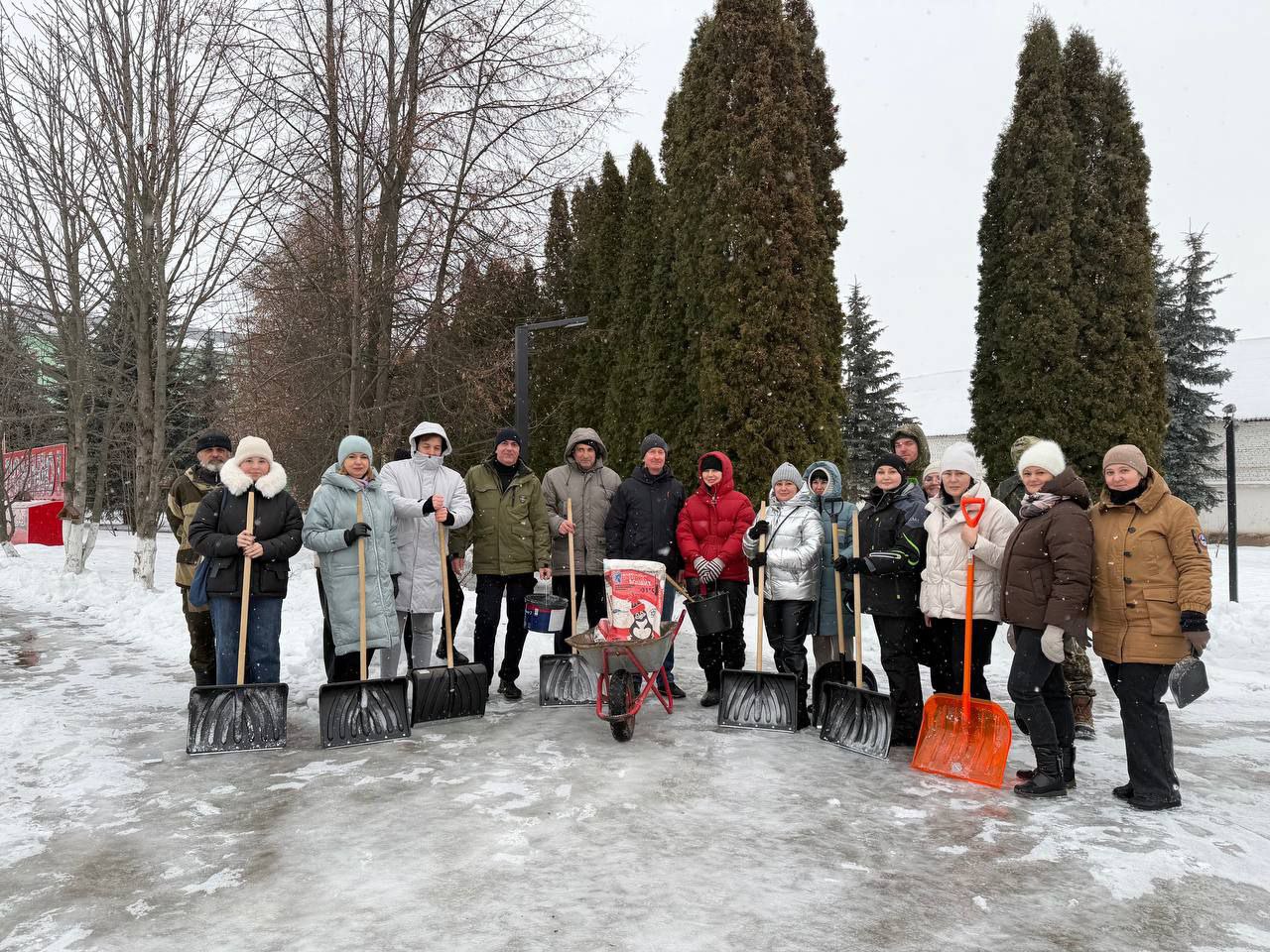 Против стихии вместе: в Тульской области проходит зимний субботник Против стихии вместе: в Тульской области проходит зимний субботник