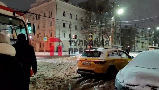 Не добрый вечер в Туле. Таксист встал на путях
