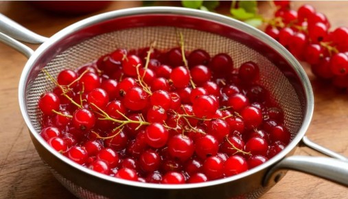 Яркое лето в банке: волшебный рецепт джема из красной смородины всего за 15 минут