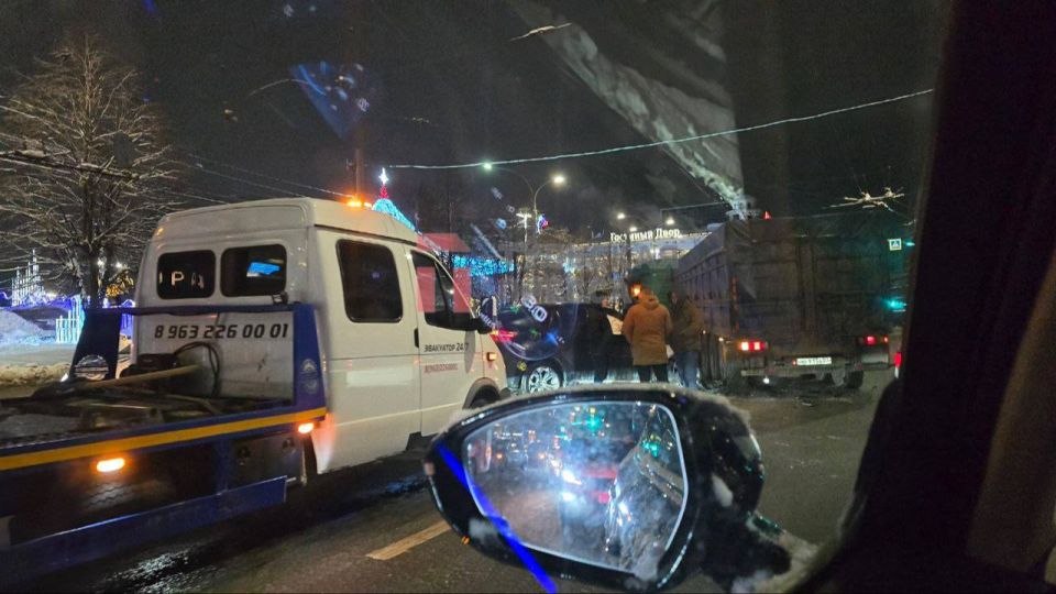 Авария в центре Тулы. Молодые люди на BMW столкнулись с грузовым автомобилем