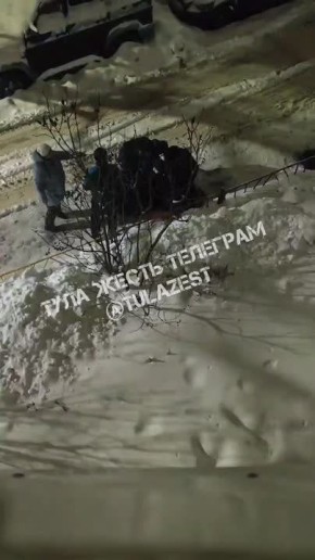 Туляки задержали дебошира, громившего машины и общедомовое имущество на улице Братьев Жабровых