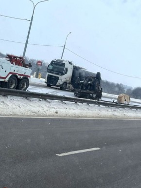 Военный грузовик перевернулся на трассе М-4 «Дон» в Тульской области