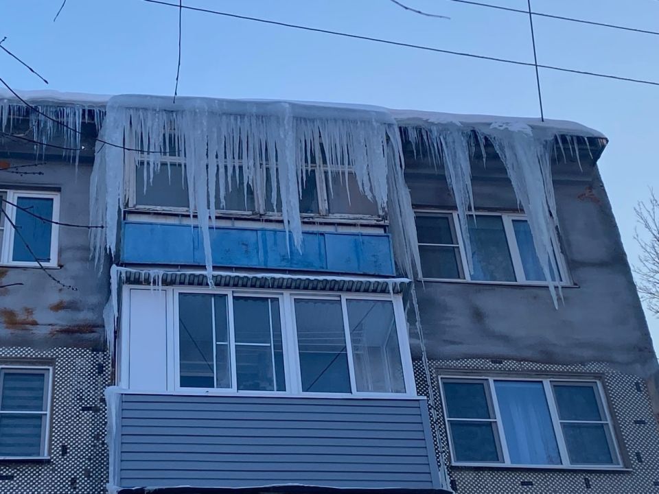 Пенсионерка с инвалидностью ведрами выносит воду с балкона – дом заливает даже в минус 15