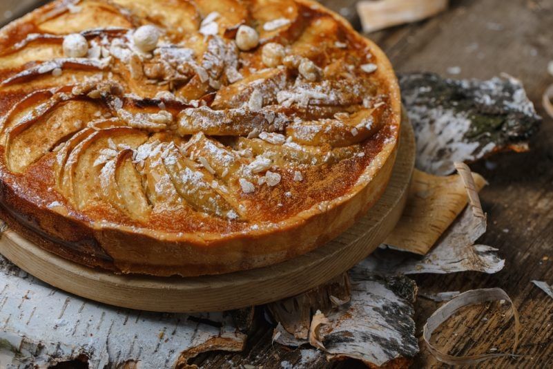 Осень в каждой кусочке: неотразимая шарлотка с корицей