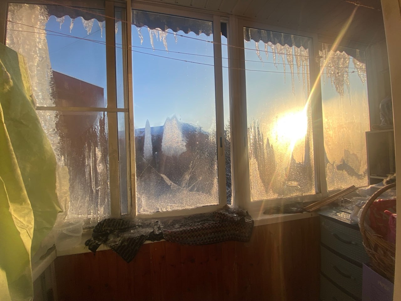 Пенсионерка с инвалидностью ведрами выносит воду с балкона – дом заливает даже в минус 15 Пенсионерка с инвалидностью ведрами выносит воду с балкона – дом заливает даже в минус 15