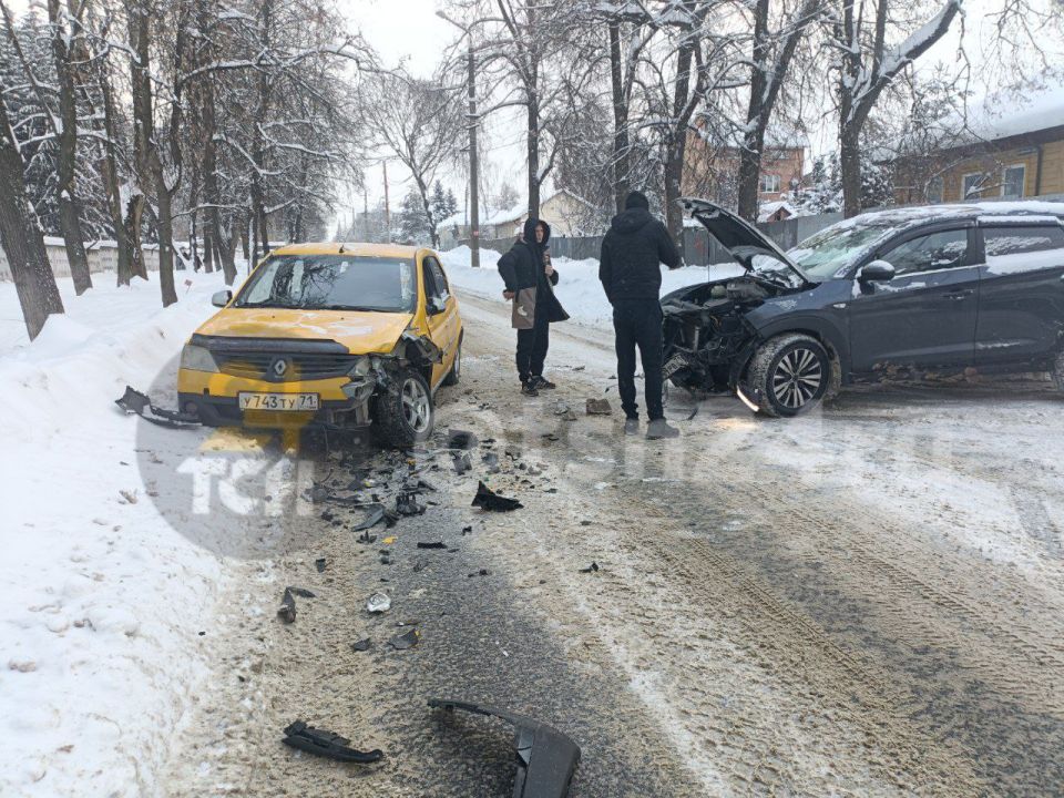 Машина такси и кроссовер столкнулись на улице Шевченко в Туле