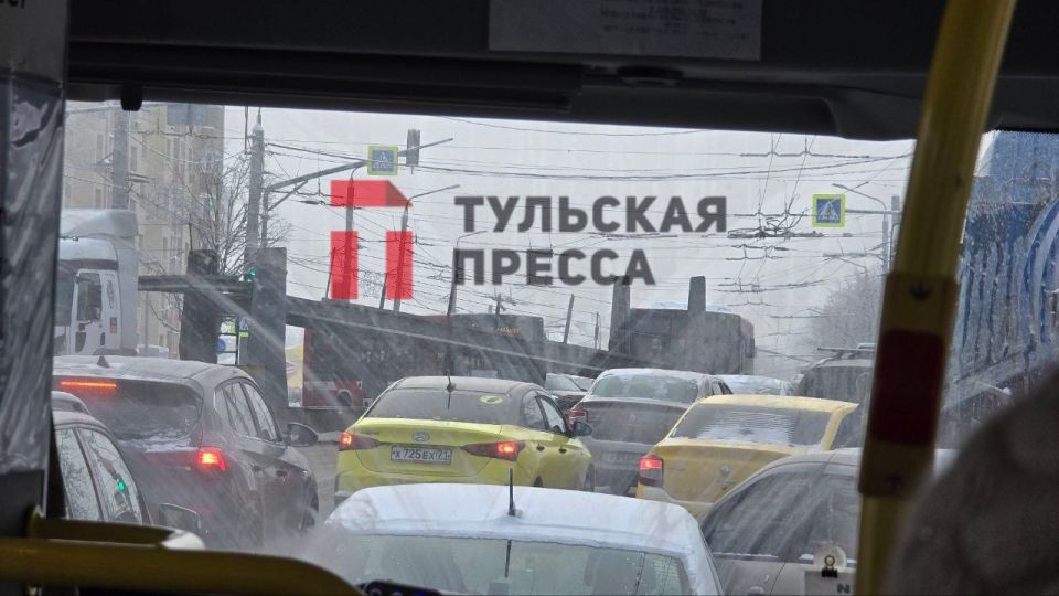 На Октябрьской улице (где остановка «Аэропорт») развернуло тягач