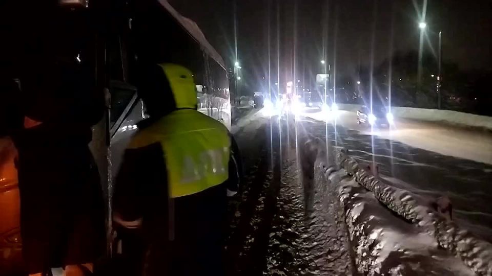 Инспекторы Госавтоинспекции на дорогах Тулы оказывают помощь участникам дорожного движения