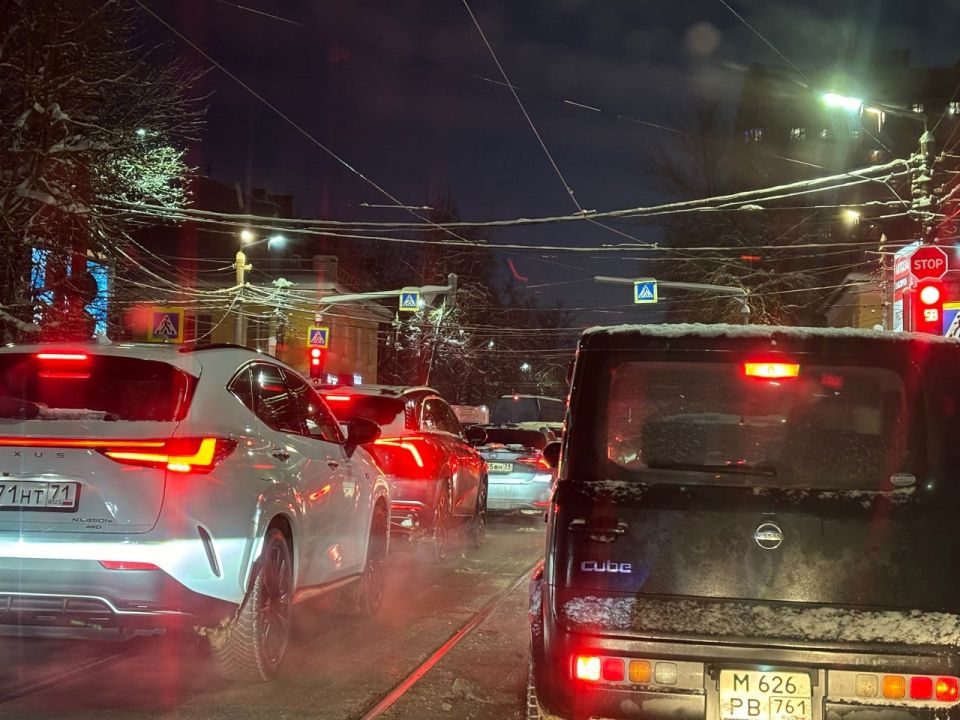 Центр Тулы встал в многокилометровых пробках