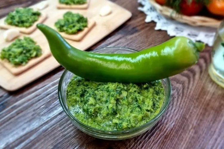 Зелёная аджика без варки: идеальный соус для мяса и сальца