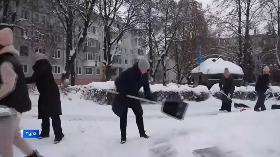 Снежный субботник, все здорово, красивое и хорошее словосочетание - "снежные волонтеры", но люди не обязаны этого делать!