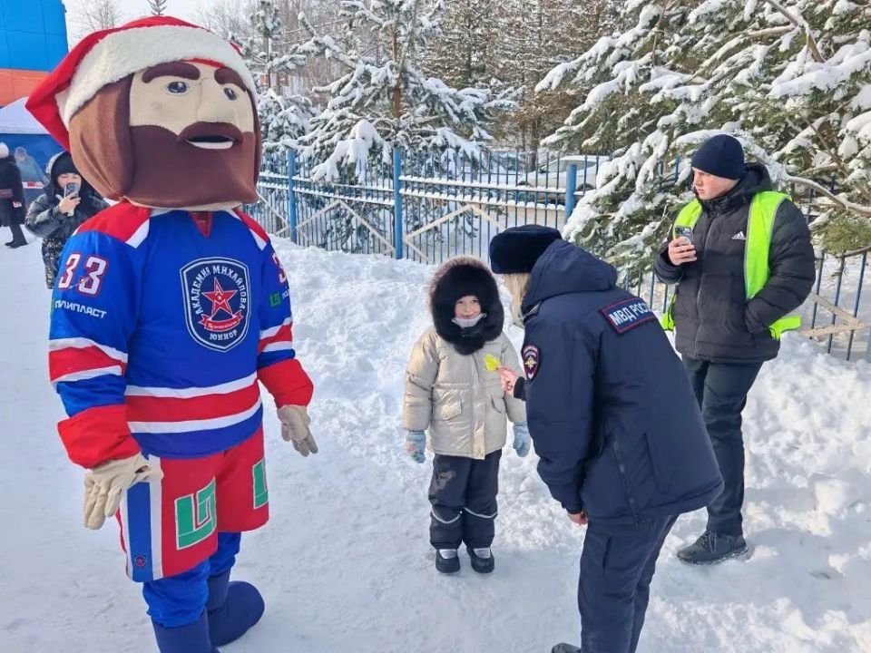 Зимняя сказка под открытым небом: сотрудники Госавтоинспекции провели день дорожной безопасности на открытии ледового катка в Болохово