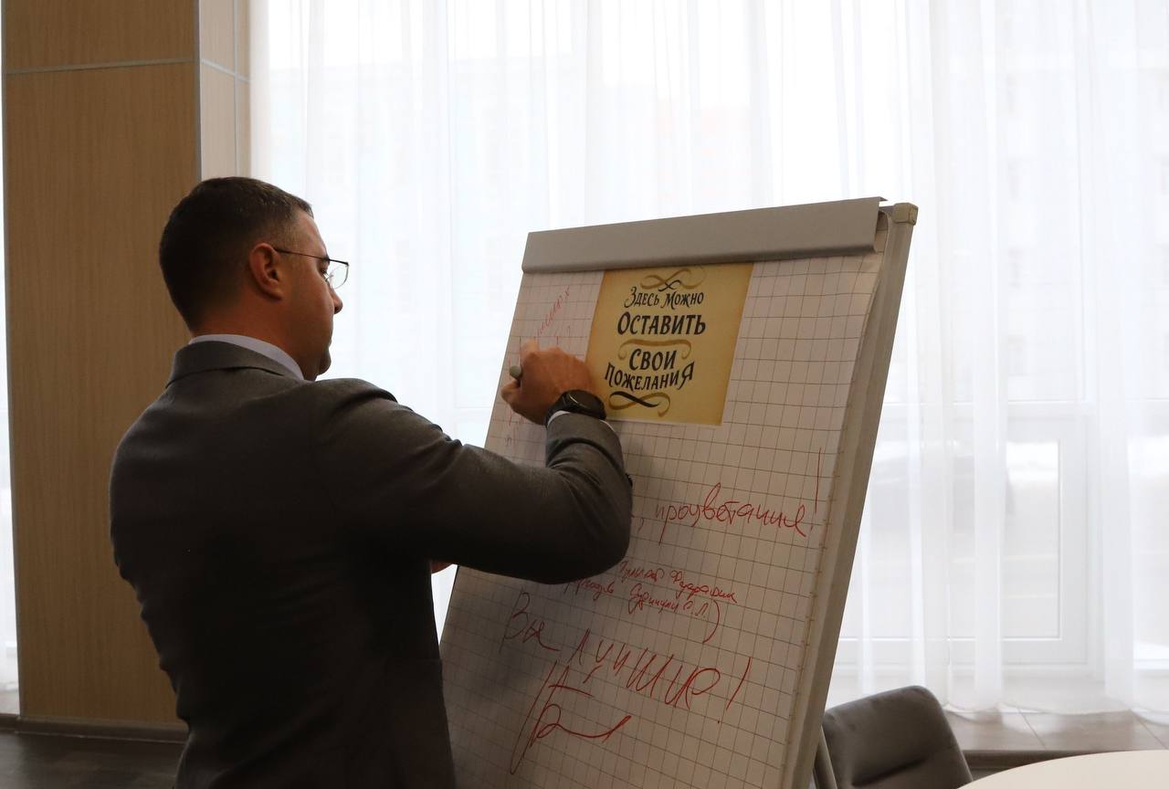 Алексей Эрк поздравил коллективы газет «Тульские известия» и «Тула» с 35-летием Алексей Эрк поздравил коллективы газет «Тульские известия» и «Тула» с 35-летием