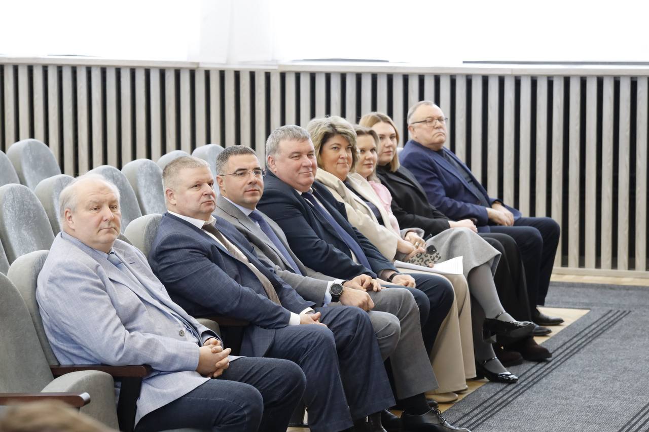 Алексей Эрк поздравил коллективы газет «Тульские известия» и «Тула» с 35-летием Алексей Эрк поздравил коллективы газет «Тульские известия» и «Тула» с 35-летием