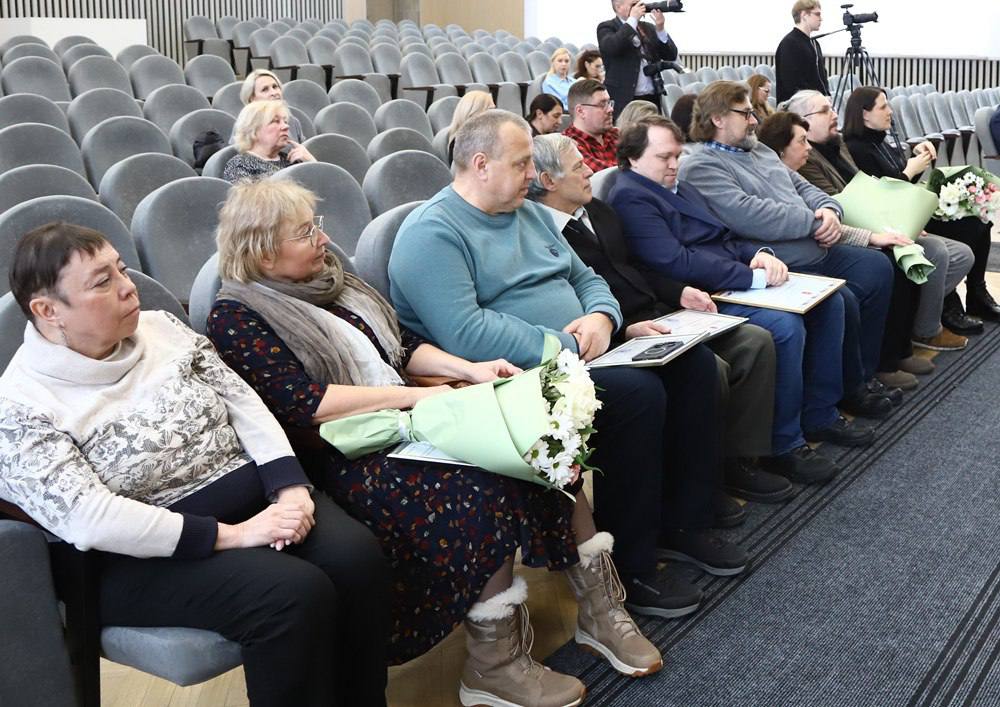 Алексей Эрк поздравил коллективы газет «Тульские известия» и «Тула» с 35-летием Алексей Эрк поздравил коллективы газет «Тульские известия» и «Тула» с 35-летием