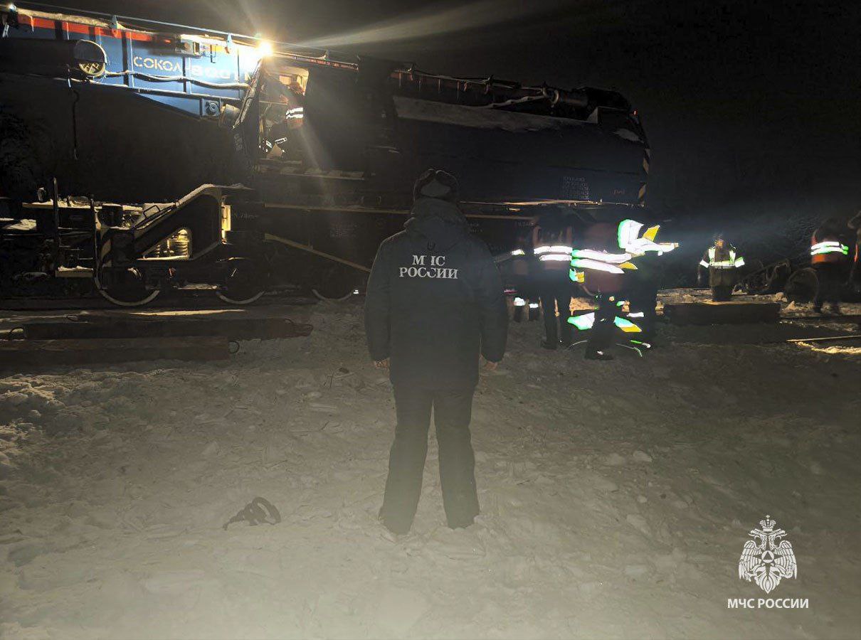 В Богородицком продолжаются работы по ликвидации схода с рельс вагонов грузового поезда