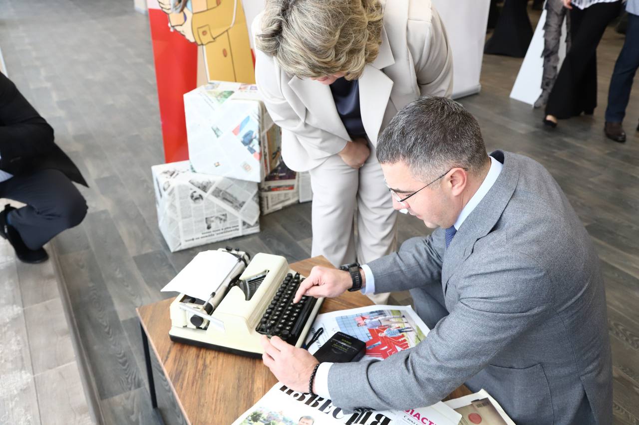 Алексей Эрк поздравил коллективы газет «Тульские известия» и «Тула» с 35-летием Алексей Эрк поздравил коллективы газет «Тульские известия» и «Тула» с 35-летием