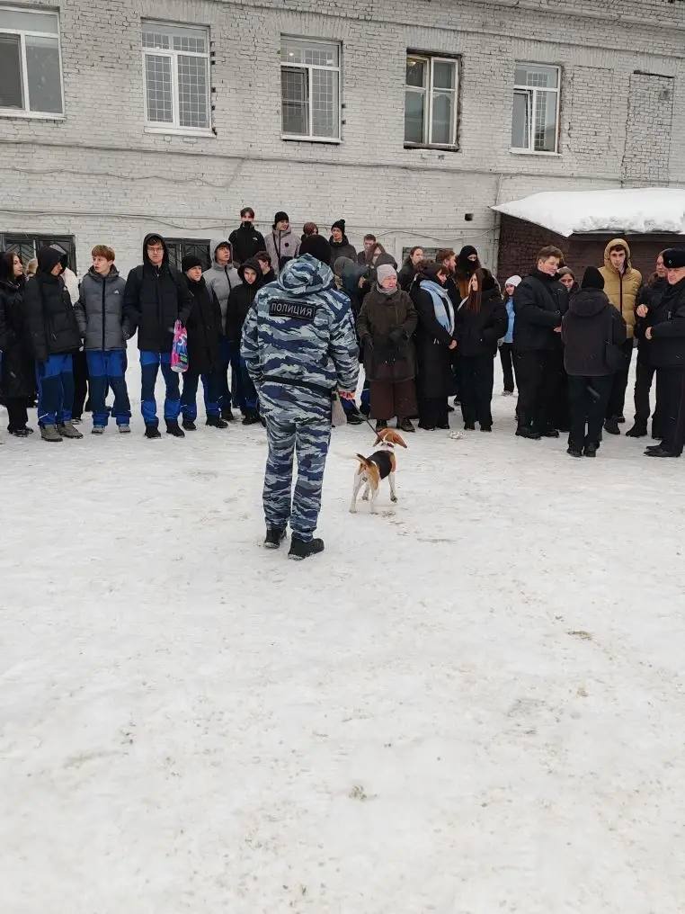 В Новомосковске в рамках акции «Студенческий десант» студенты познакомились с работой полиции В Новомосковске в рамках акции «Студенческий десант» студенты познакомились с работой полиции