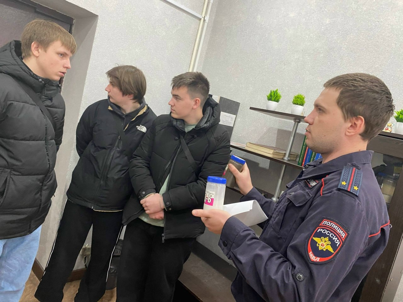 В Веневском районе в рамках акции «Студенческий десант» студенты познакомились с работой экспертов-криминалистов В Веневском районе в рамках акции «Студенческий десант» студенты познакомились с работой экспертов-криминалистов