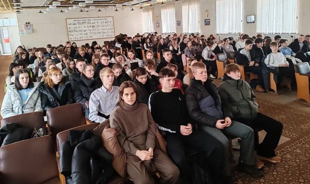 В Новомосковске в рамках акции «Студенческий десант» студенты познакомились с работой полиции