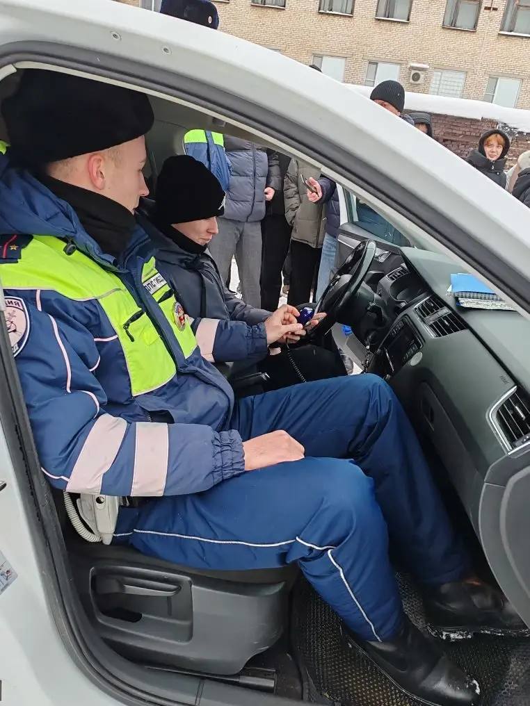 В Новомосковске в рамках акции «Студенческий десант» студенты познакомились с работой полиции В Новомосковске в рамках акции «Студенческий десант» студенты познакомились с работой полиции