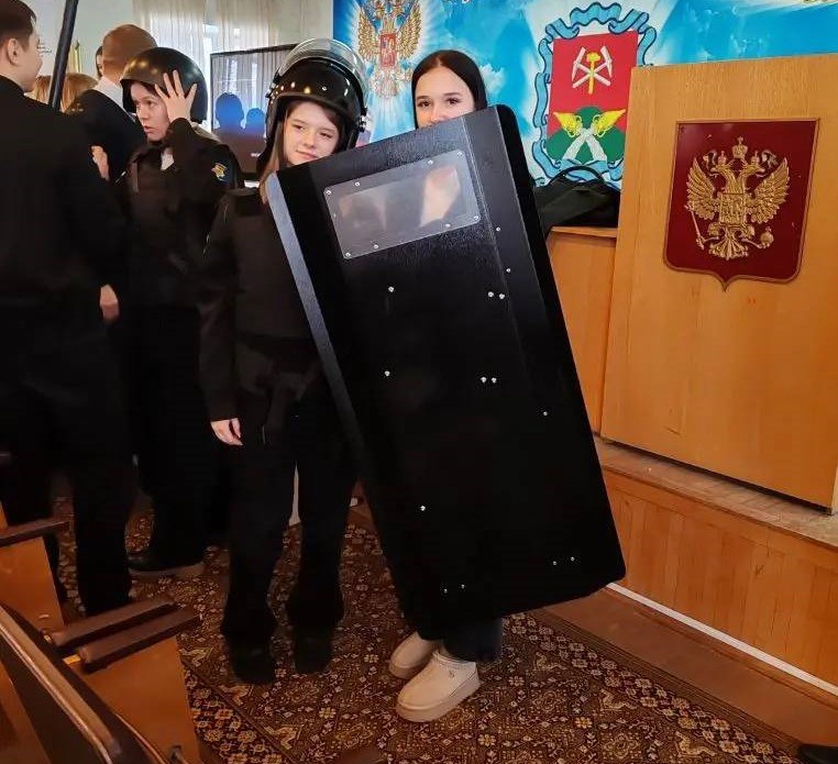 В Новомосковске в рамках акции «Студенческий десант» студенты познакомились с работой полиции В Новомосковске в рамках акции «Студенческий десант» студенты познакомились с работой полиции