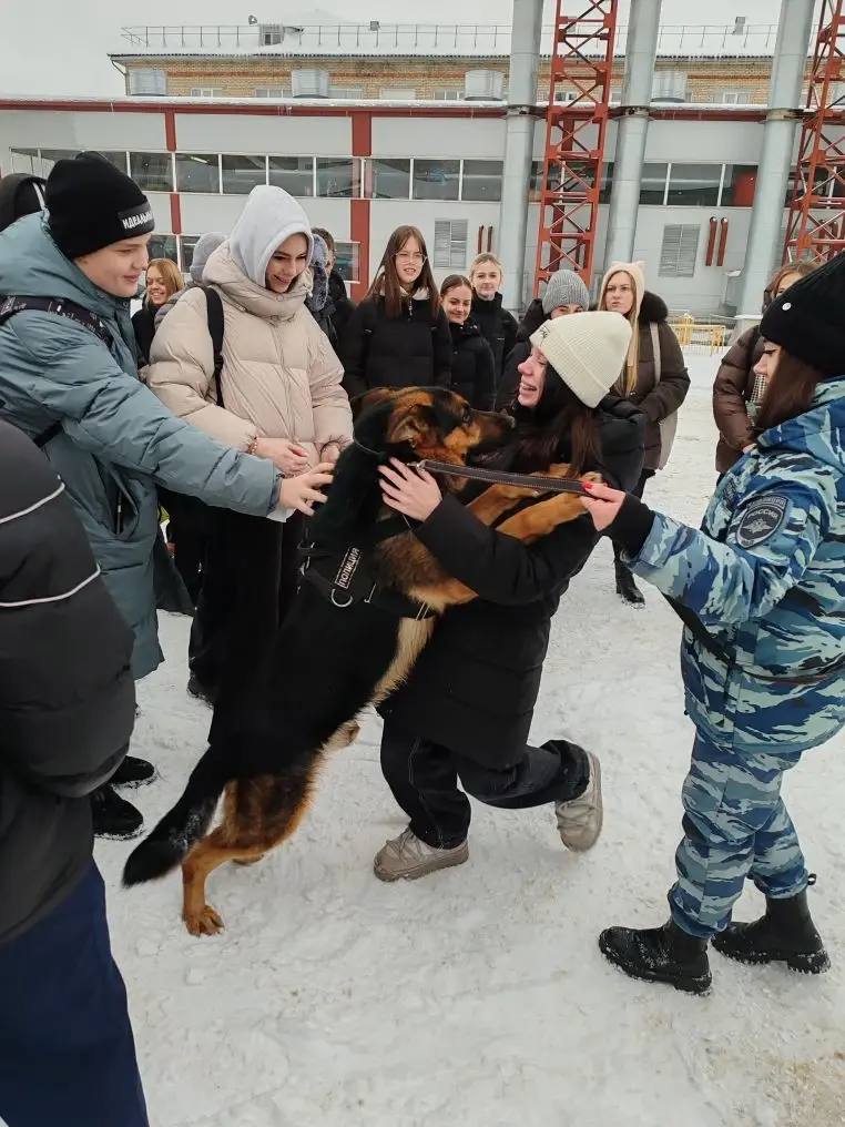 В Новомосковске в рамках акции «Студенческий десант» студенты познакомились с работой полиции В Новомосковске в рамках акции «Студенческий десант» студенты познакомились с работой полиции