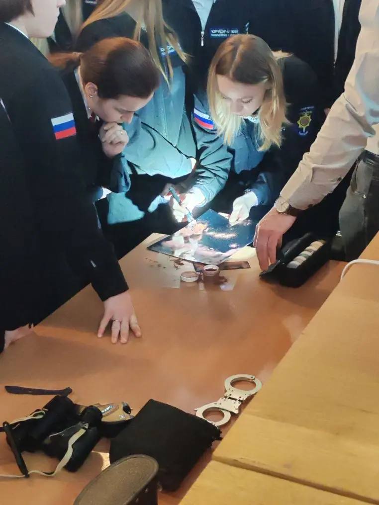 В Новомосковске в рамках акции «Студенческий десант» студенты познакомились с работой полиции В Новомосковске в рамках акции «Студенческий десант» студенты познакомились с работой полиции