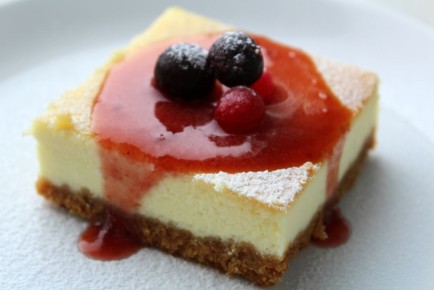 Как удивить гостей: идеальный классический чизкейк с ягодным соусом