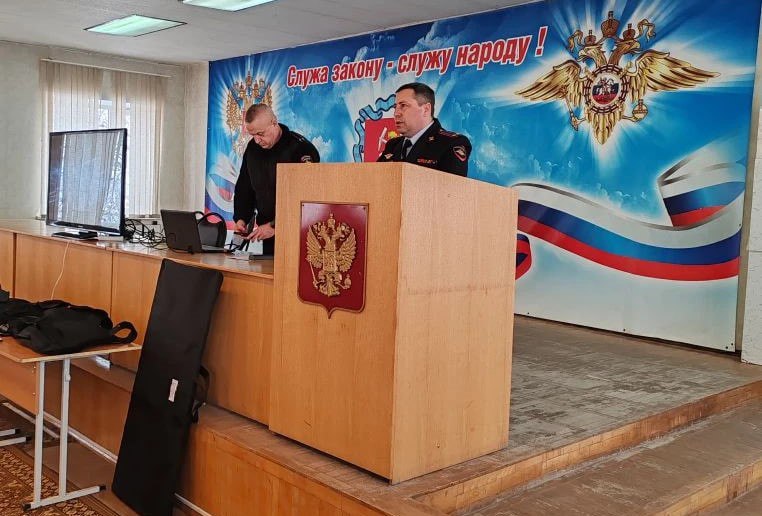 В Новомосковске в рамках акции «Студенческий десант» студенты познакомились с работой полиции В Новомосковске в рамках акции «Студенческий десант» студенты познакомились с работой полиции