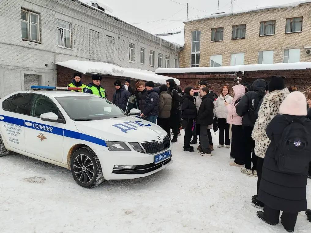 В Новомосковске в рамках акции «Студенческий десант» студенты познакомились с работой полиции В Новомосковске в рамках акции «Студенческий десант» студенты познакомились с работой полиции