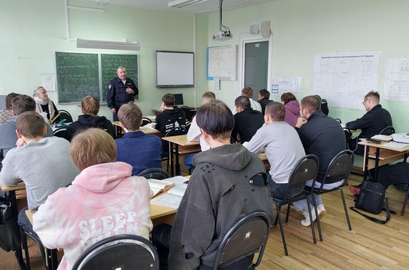 В Ефремовском районе полицейские провели серию профориентационных встреч в рамках акции «Студенческий десант» В Ефремовском районе полицейские провели серию профориентационных встреч в рамках акции «Студенческий десант»